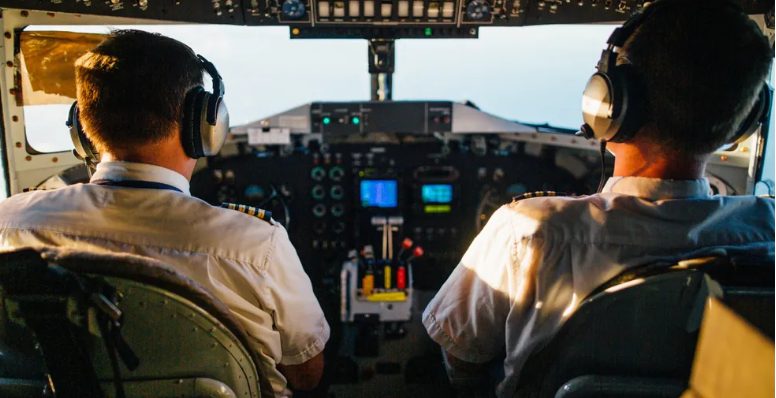 Miljonair bespot arme vrouw met 3 kinderen in de businessclassvlucht tot de piloot hem onderbreekt — Verhaal van de dag