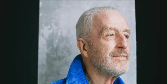Op het verjaardagsdiner van mijn schoonmoeder bij ons thuis beet mijn schoonvader: ‘Wees stil! Jij betekent hier niets!’ – De reactie van mijn man bracht me in tranen.