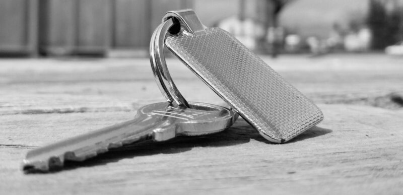 Het enige dat mijn overleden vader me naliet, was een roestige sleutel, en ik dacht dat het een grap was totdat mijn neef me er \$10.000 voor aanbood – Verhaal van de dag