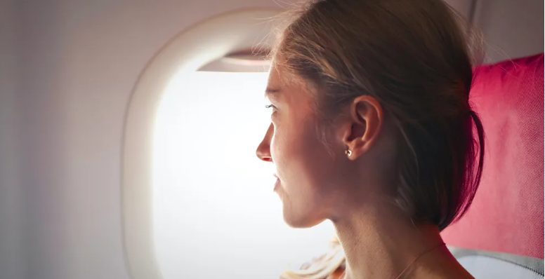 Miljonair bespot arme vrouw met 3 kinderen in de businessclassvlucht tot de piloot hem onderbreekt — Verhaal van de dag
