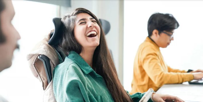 Op het verjaardagsdiner van mijn schoonmoeder bij ons thuis beet mijn schoonvader: ‘Wees stil! Jij betekent hier niets!’ – De reactie van mijn man bracht me in tranen.