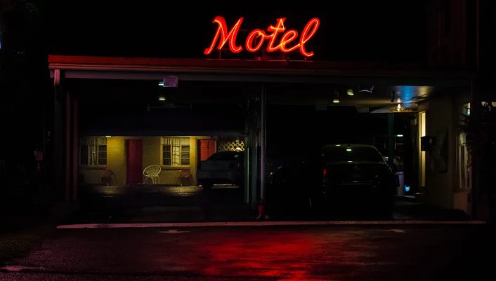Ik werd buitengesloten van het testament totdat een vreemde me een kaart gaf die een familieoorlog over het fortuin van mijn vader ontketende – Verhaal van de dag