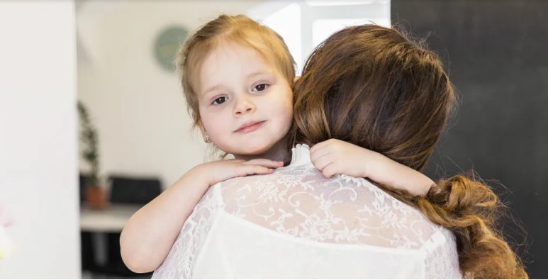 Tijdens mijn bruiloft zei mijn 7-jarige dochter huilend: „Mama, kijk naar papa’s arm! Ik wil geen nieuwe papa!” – Wat ik toen zag, liet me totaal geschokt achter.