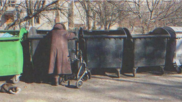 15 jaar na de scheiding ziet een man zijn ex-schoonmoeder in een vuilcontainer graaien – Verhaal van de dag