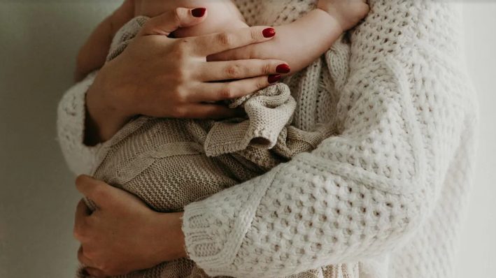 Mijn stiefzus vroeg me om jurken te maken voor haar zes bruidsmeisjes – en weigerde me daarna te betalen voor de materialen en mijn werk.