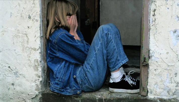 Mijn stiefzus liet me struikelen terwijl ik over het gangpad liep op mijn bruiloft – maar wat mijn vader de volgende dag deed, maakte haar bleek.