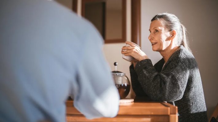 Mijn schoonmoeder saboteerde elk sollicitatiegesprek dat ik had – ik had er genoeg van en bracht haar weer met beide benen op de grond.