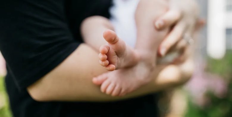 Man komt terug van zakenreis en ziet pasgeboren baby op tafel met twee briefjes ernaast — Verhaal van de dag