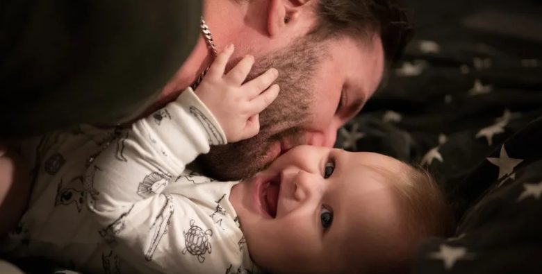 Man komt terug van zakenreis en ziet pasgeboren baby op tafel met twee briefjes ernaast — Verhaal van de dag