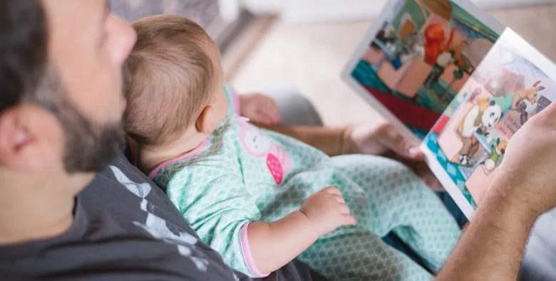 Man komt terug van zakenreis en ziet pasgeboren baby op tafel met twee briefjes ernaast — Verhaal van de dag