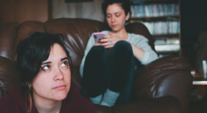 Mijn stiefzus vroeg me om op haar bruiloft make-up en kapsels te doen voor haar en haar zes bruidsmeisjes – en weigerde daarna te betalen.