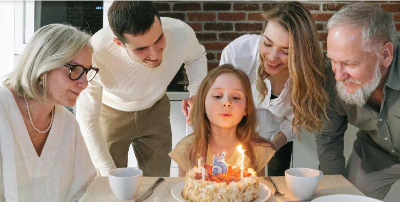 Mijn tante zette me uit het ouderlijk huis nadat mijn ouders waren overleden – net toen ik huilend wegging, stopte er een zwarte limousine.