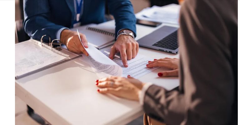 Ik werd buitengesloten van het testament totdat een vreemde me een kaart gaf die een familieoorlog over het fortuin van mijn vader ontketende – Verhaal van de dag