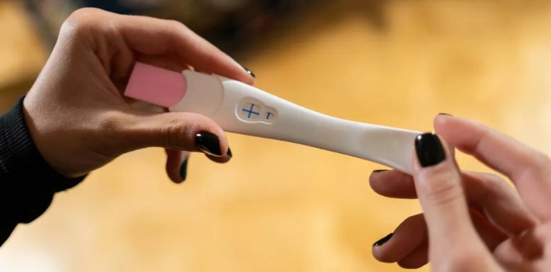 Bij de doop van onze baby rende mijn schoonvader de kerk binnen en schreeuwde: 'Stop! Dit is de verkeerde baby!'