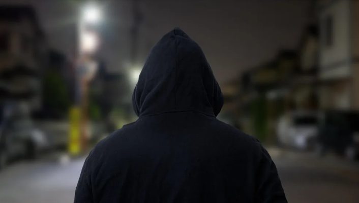 Ik werd buitengesloten van het testament totdat een vreemde me een kaart gaf die een familieoorlog over het fortuin van mijn vader ontketende – Verhaal van de dag