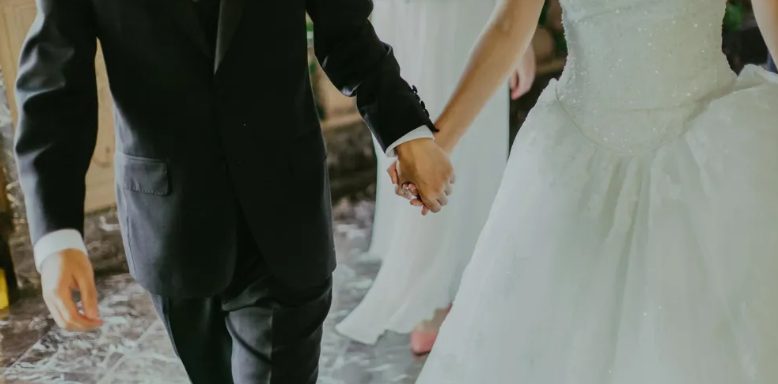 Mijn vader nam tijdens zijn toost de eer op zich voor het betalen van mijn bruiloft – maar het was mijn stiefvader die alles betaalde.