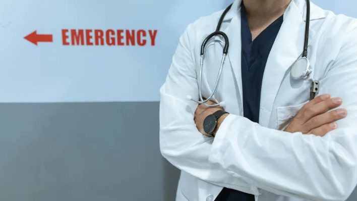 Mijn pasgeborene gilde op de eerste hulp toen een man met een Rolex zei dat ik middelen verspilde – toen barstte de dokter de kamer binnen en liet iedereen versteld staan.
