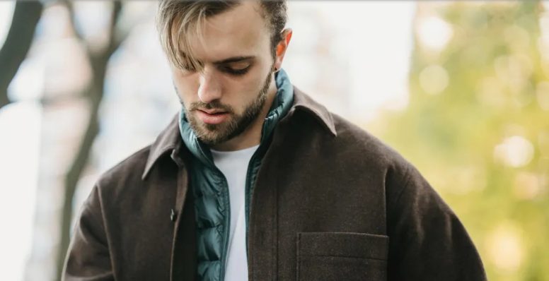 Brutale moeder zoekt aandacht door een witte jurk te dragen op de bruiloft van haar dochter – maar de bruid slim haar perfect uit.