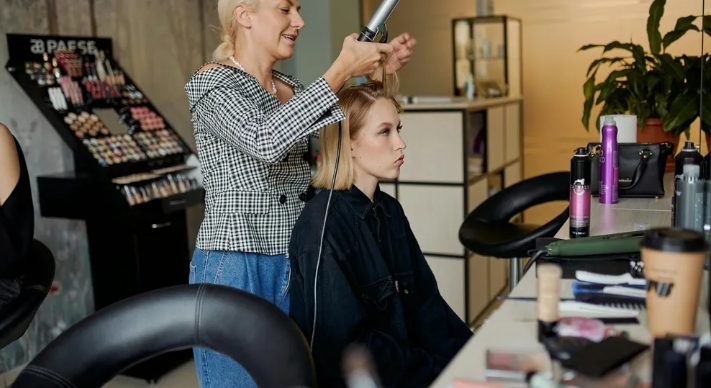 Mijn stiefzus vroeg me om op haar bruiloft make-up en kapsels te doen voor haar en haar zes bruidsmeisjes – en weigerde daarna te betalen.