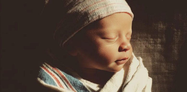 Bij de doop van onze baby rende mijn schoonvader de kerk binnen en schreeuwde: 'Stop! Dit is de verkeerde baby!'