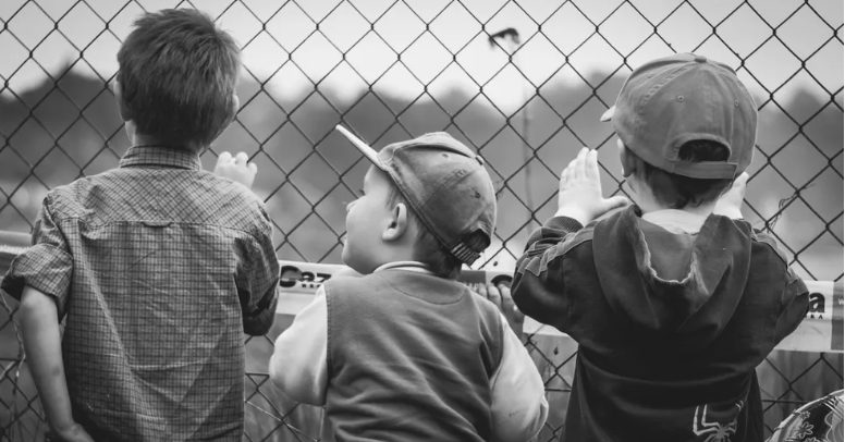 Dokter voedt drieling op nadat moeder overlijdt bij de bevalling, na 5 jaar verschijnt hun biologische vader — Verhaal van de dag