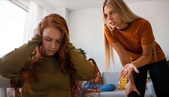 Mijn stiefzus liet me struikelen terwijl ik over het gangpad liep op mijn bruiloft – maar wat mijn vader de volgende dag deed, maakte haar bleek.