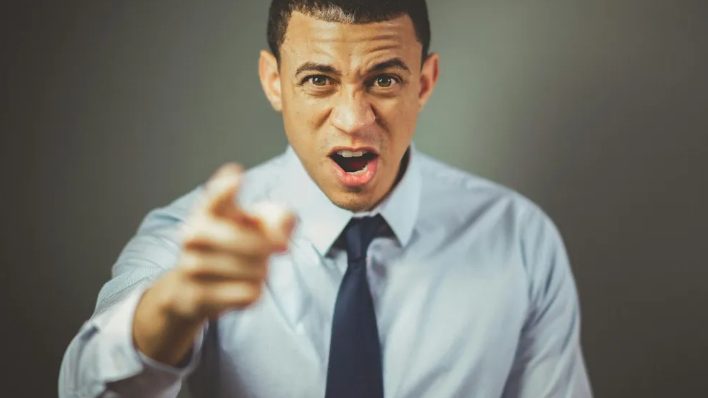 Mijn pasgeborene gilde op de eerste hulp toen een man met een Rolex zei dat ik middelen verspilde – toen barstte de dokter de kamer binnen en liet iedereen versteld staan.