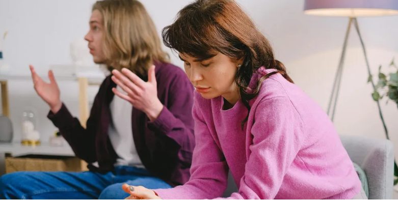 Ik erfde de schoonmaakkast van mijn oma – maar ze liet een geheim achter de bezem.