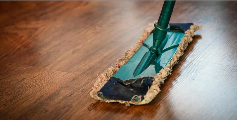 Op een dag barstte mijn schoonvader los: 'Ben je vergeten in wiens huis je woont?' — Ik voelde me vernederd en moest terugslaan.