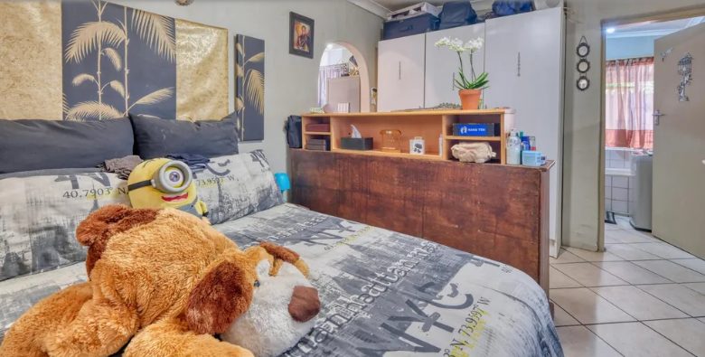 Op een dag barstte mijn schoonvader los: 'Ben je vergeten in wiens huis je woont?' — Ik voelde me vernederd en moest terugslaan.