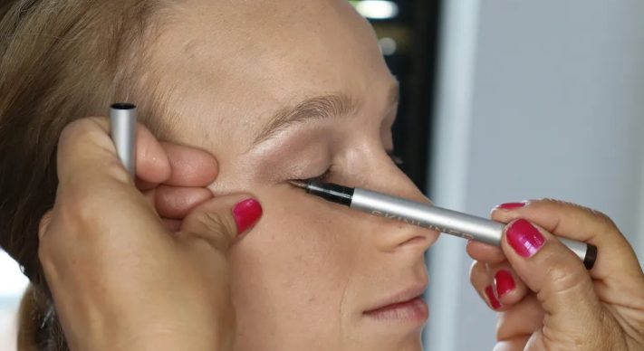 Mijn stiefzus vroeg me om op haar bruiloft make-up en kapsels te doen voor haar en haar zes bruidsmeisjes – en weigerde daarna te betalen.