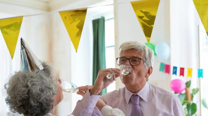Mijn schoonvader werd op video betrapt terwijl hij ons huwelijksgeschenk stal — het bleek dat hij mijn leven had gered