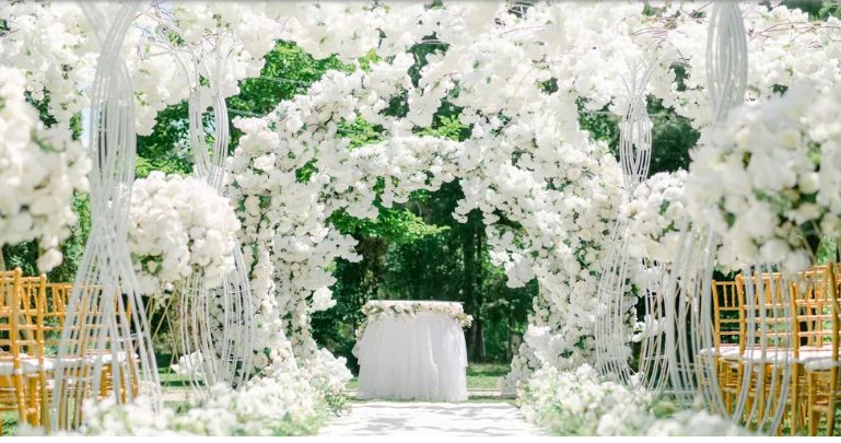 Mijn bruidegom drukte mijn gezicht tijdens het aansnijden van de taart als een 'grap' in de taart – ik stond op het punt te huilen toen mijn broer iedereen shockeerde.
