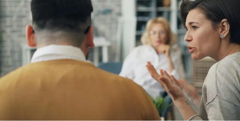 Ik erfde de schoonmaakkast van mijn oma – maar ze liet een geheim achter de bezem.