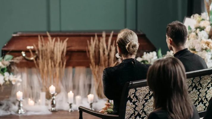 Mijn dochter probeerde mijn bruiloft te verpesten zodat ik mijn verloofde zou verlaten en gratis oppas zou blijven voor haar drie kinderen – ze had niet verwacht wat er daarna gebeurde.