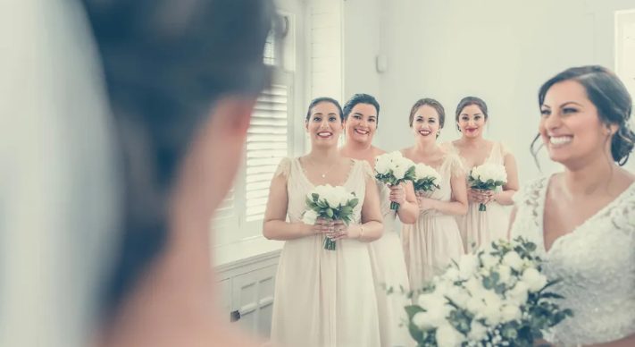 Mijn stiefzus vroeg me om op haar bruiloft make-up en kapsels te doen voor haar en haar zes bruidsmeisjes – en weigerde daarna te betalen.