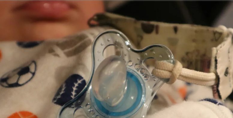 Mijn man stond erop dat ik een pauze nam terwijl hij voor het eerst alleen op de baby paste — wat ik aantrof toen ik thuiskwam, schokte me.