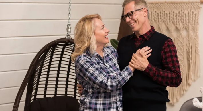 Mijn nieuwe buurvrouw flirtte schaamteloos met mijn man — dus gaf ik haar een harde les.