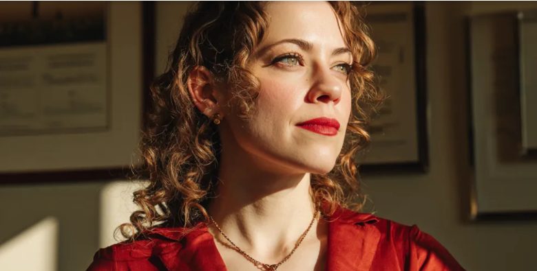 Mijn tante zette me uit het ouderlijk huis nadat mijn ouders waren overleden – net toen ik huilend wegging, stopte er een zwarte limousine.