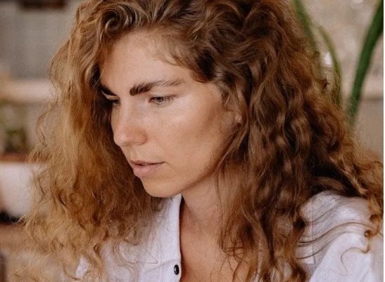Man die ervan overtuigd is dat zijn overleden ex-vrouw maar één kind heeft gekregen, ontmoet het exacte evenbeeld van hun dochter – Verhaal van de dag