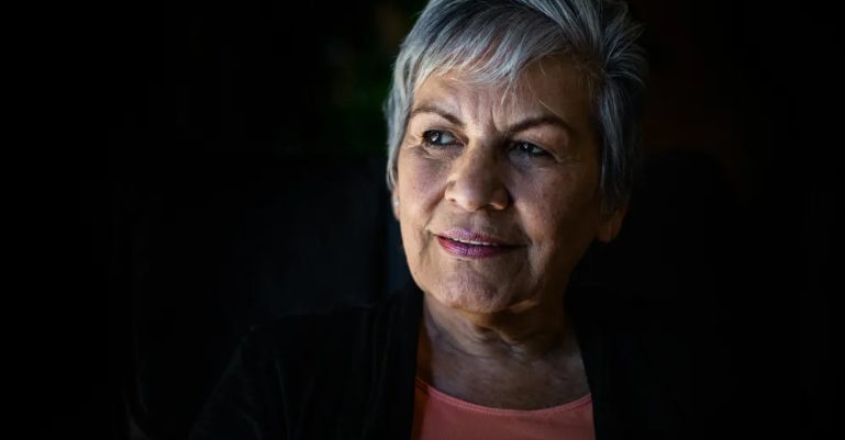 Ik nam een bedelares met een baby in huis omdat ze me aan mijn overleden dochter deed denken – wat ze in mijn huis deed, shockeerde me tot in het diepst van mijn wezen.