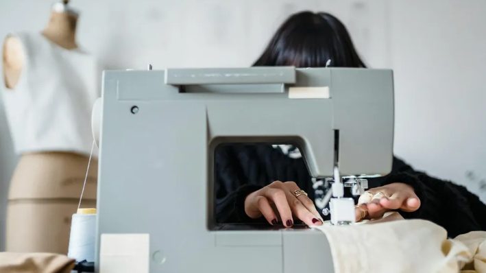 Mijn stiefzus vroeg me om jurken te maken voor haar zes bruidsmeisjes – en weigerde me daarna te betalen voor de materialen en mijn werk.