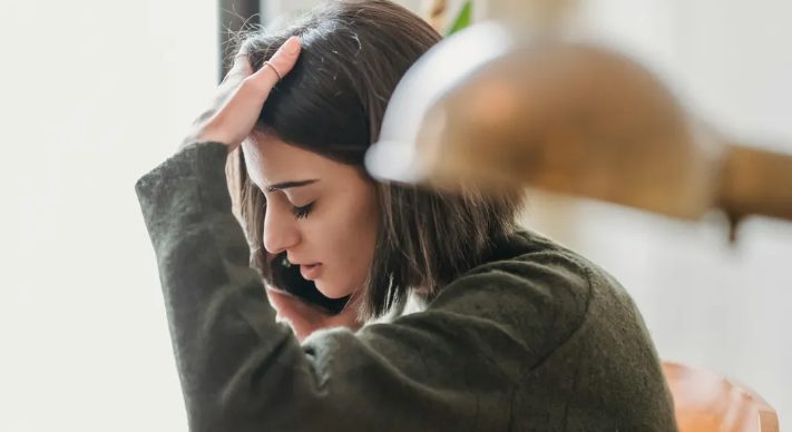 Mijn stiefzus vroeg me om op haar bruiloft make-up en kapsels te doen voor haar en haar zes bruidsmeisjes – en weigerde daarna te betalen.