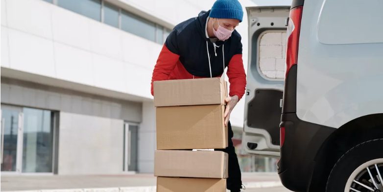 Oude eenzame vrouw ontvangt elke dag pakketten van een onbekend persoon, het laatste was een nieuw huis – Verhaal van de dag
