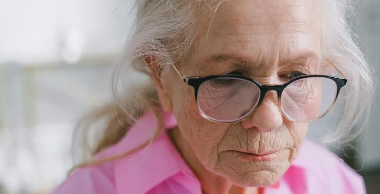 Mijn veeleisende buurman heeft mijn vijver gedempt – ik heb hem laten zien waarom je een oudere vrouw niet moet tegenwerken