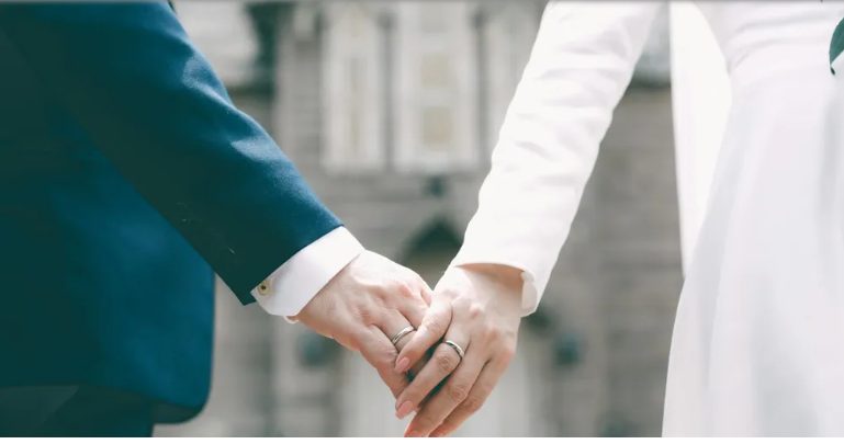 Mijn bruidegom drukte mijn gezicht tijdens het aansnijden van de taart als een 'grap' in de taart – ik stond op het punt te huilen toen mijn broer iedereen shockeerde.
