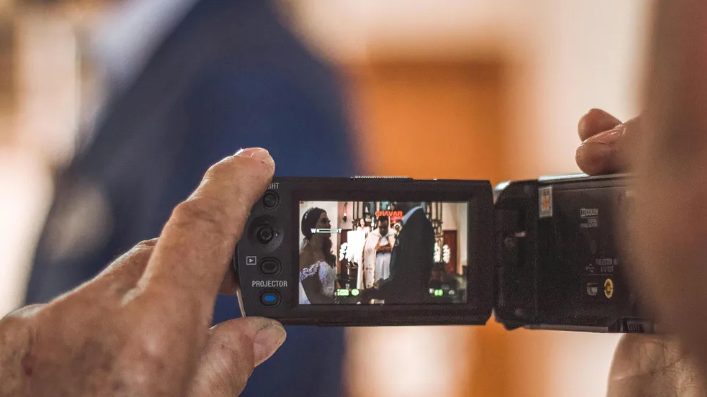 Mijn schoonvader werd op video betrapt terwijl hij ons huwelijksgeschenk stal — het bleek dat hij mijn leven had gered