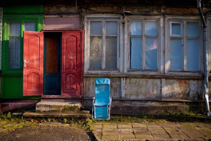 ‘Ik ben nu de echte baas!’ verklaarde mijn schoonmoeder nadat ze was ingetrokken en onze trouwfoto had vervangen door een foto van haarzelf – Verhaal van de dag