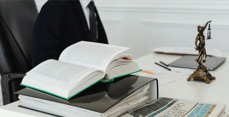 Mijn stiefvader liet mij zijn nalatenschap van \$640.000 na, terwijl mijn moeder en stiefzus elk \$5.000 kregen – wat zij deden toen het testament werd voorgelezen, schokte mij.