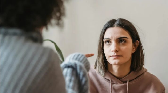 Ik betaalde mijn zus dubbel om op mijn kinderen te passen – toen ik terugkwam, vond ik ons zwembad vol modder.